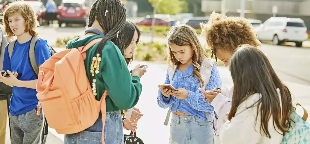 Florida's New Cellphone Ban in Schools Sparks Mixed Reactions