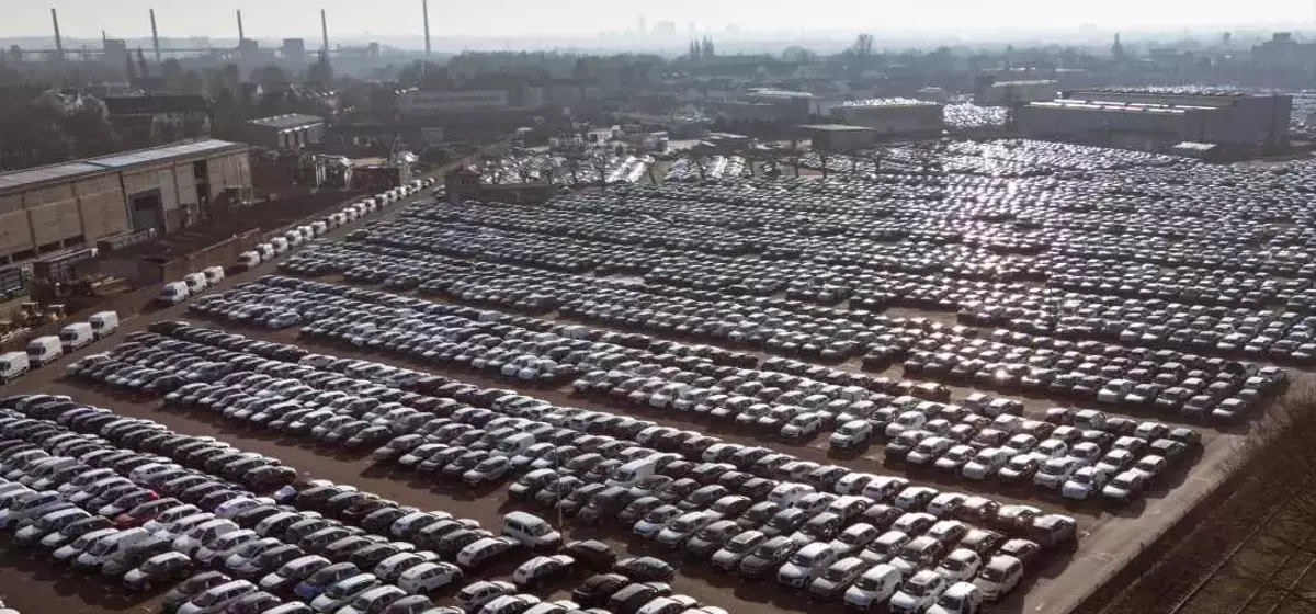 Automakers Navigate Tariff Headwinds: Impact on Industry and Consumers