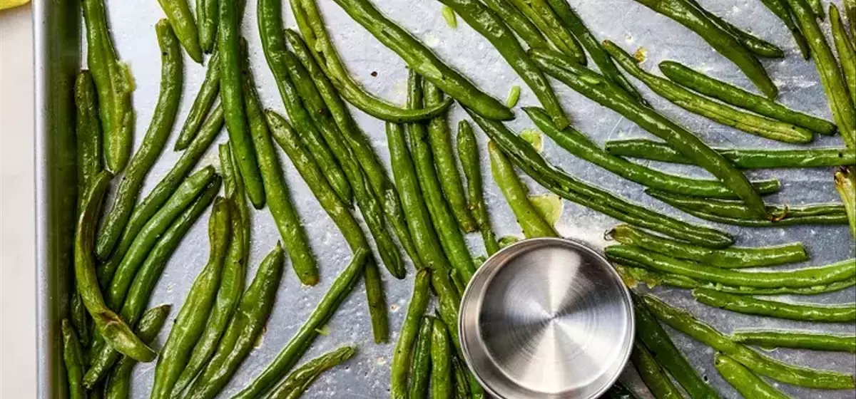 Delectable Smashed Green Beans with Parmesan and Balsamic Glaze