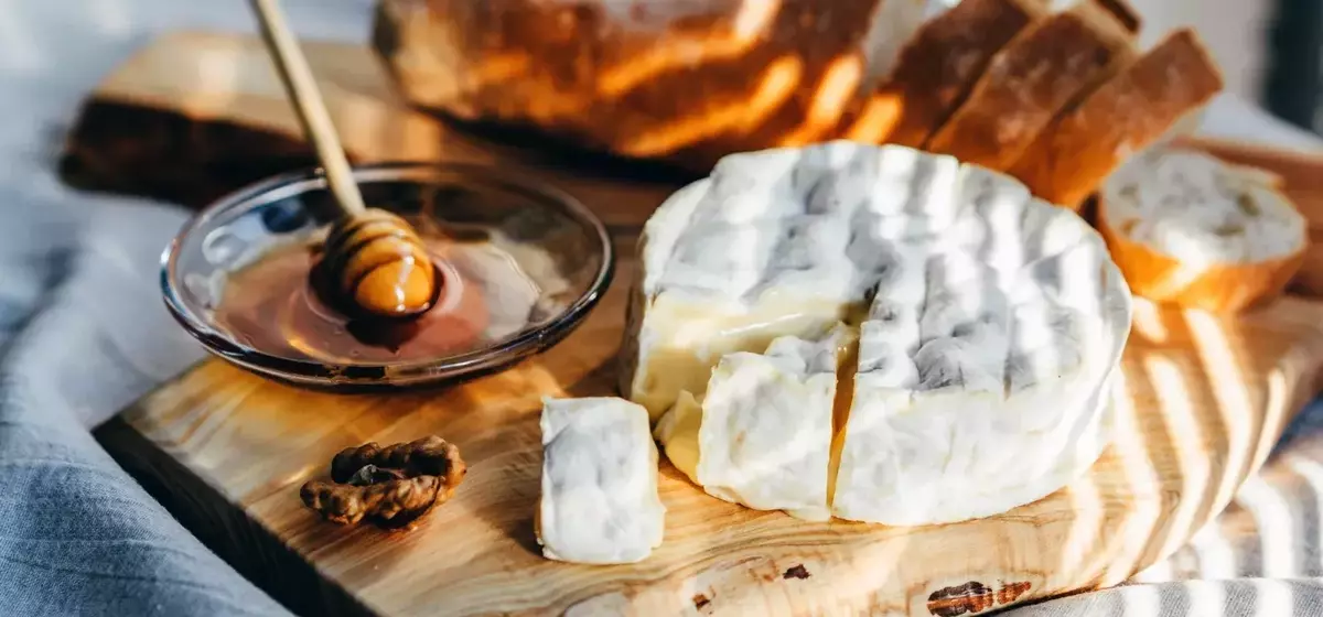 Crafting the Perfect Single-Cheese Board: A Guide to Elegant Entertaining