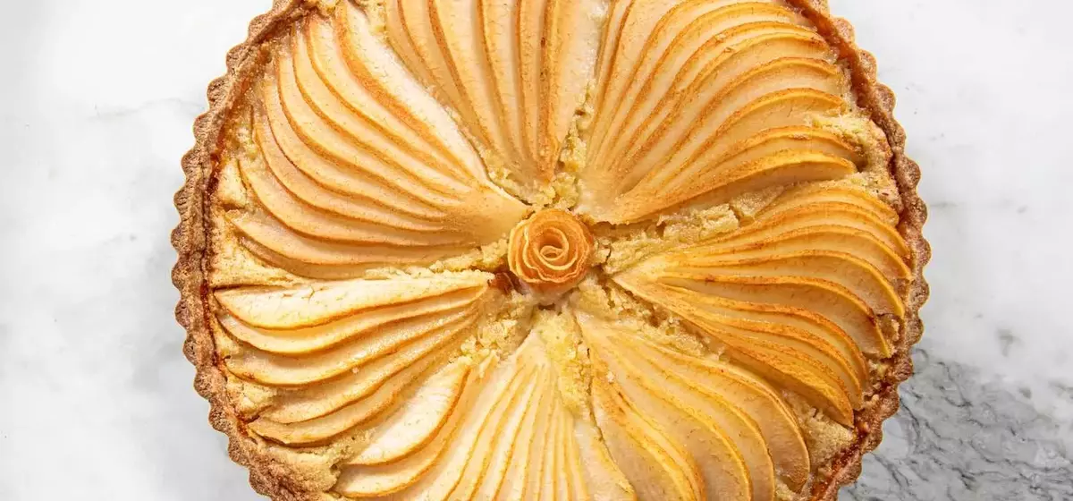 Elegant Pear and Almond Tart: A Simple Yet Sophisticated Dessert