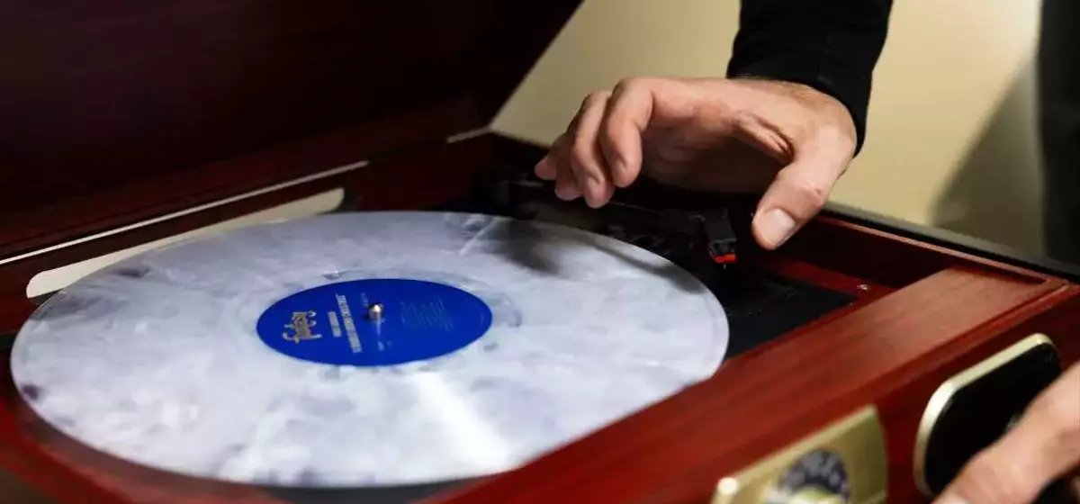 Texas Doctor Uses Vinyl Records to Bring Comfort and Joy to Hospital Patients