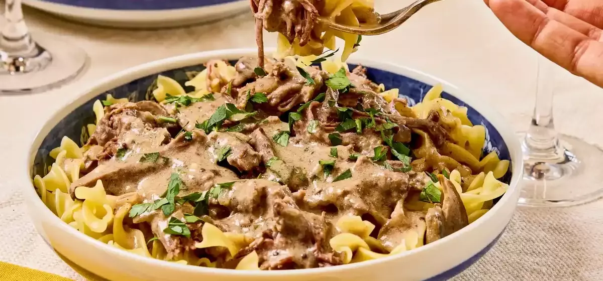 Slow-Cooker Beef Stroganoff: A Comforting Classic