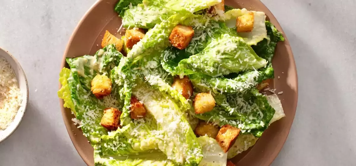 A Comprehensive Guide to Salad Greens: Varieties, Characteristics, and Culinary Uses