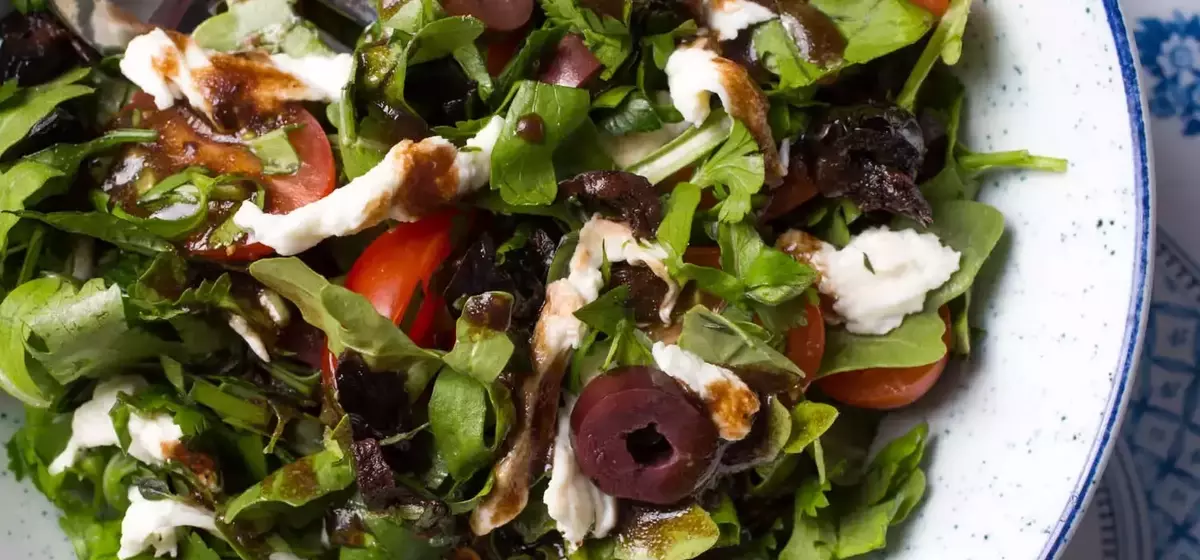Effortless Vinaigrette: A Squeeze Bottle Hack for Perfect Salad Dressing Every Time