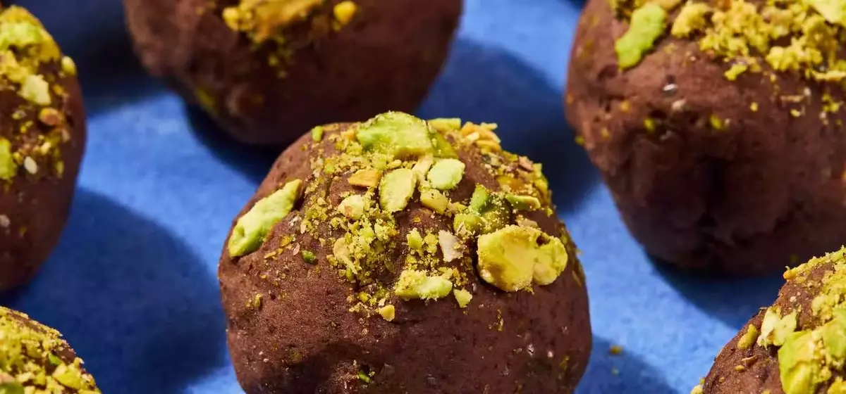 Delectable Chocolate-Pistachio Energy Bites: Your Healthy Treat Guide
