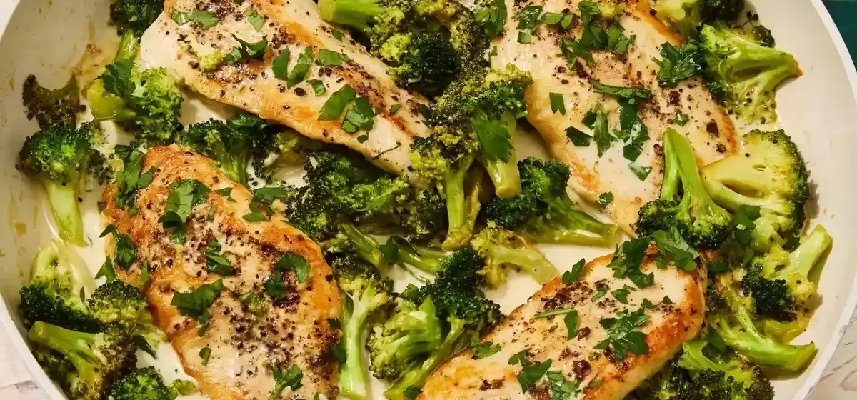 Quick & Healthy Creamy Garlic Chicken and Broccoli Skillet