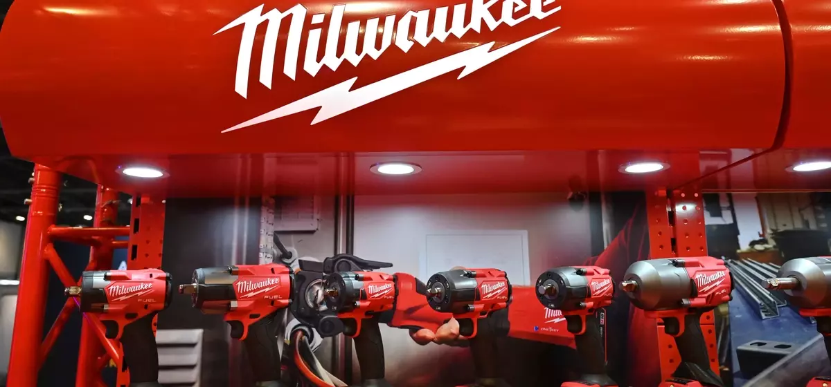 Milwaukee M18 LED Work Light: A Garage Essential for $40