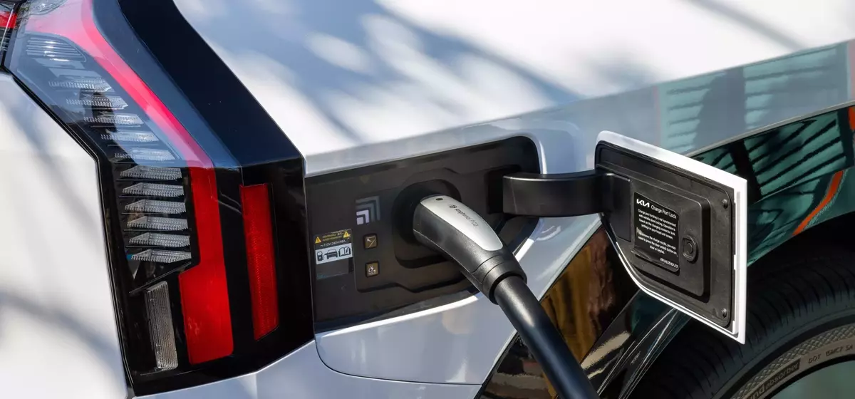 Rising Fuel Costs Drive US Consumers Towards Electric Vehicles