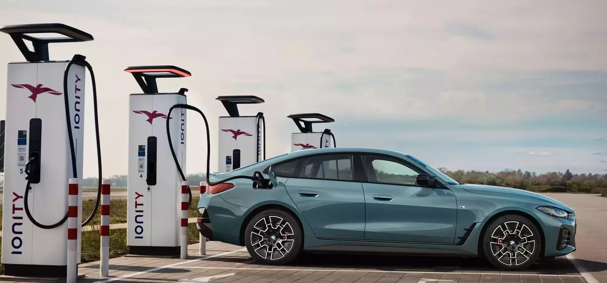 BMW Prioritizes Pure EVs, Dismisses Range Extenders
