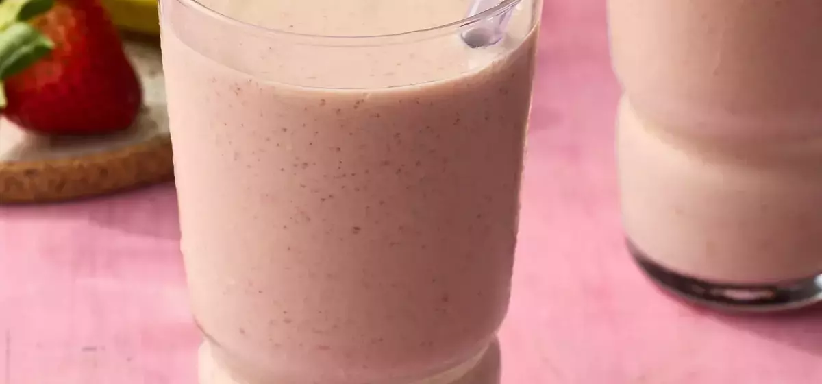 Revitalizing Strawberry-Passion Fruit Smoothie: A High-Protein Breakfast Boost