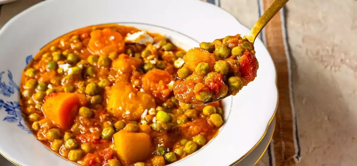Arakas: A Greek Pea, Potato, and Carrot Stew