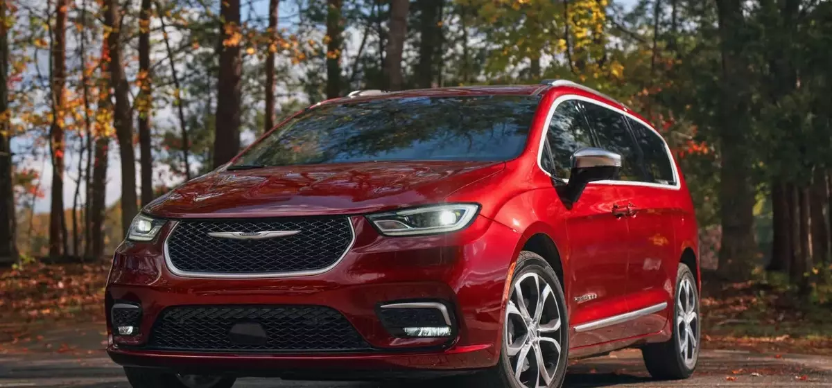 Chrysler Recalls 180,000 Pacifica and Voyager Minivans Over Airbag Defects