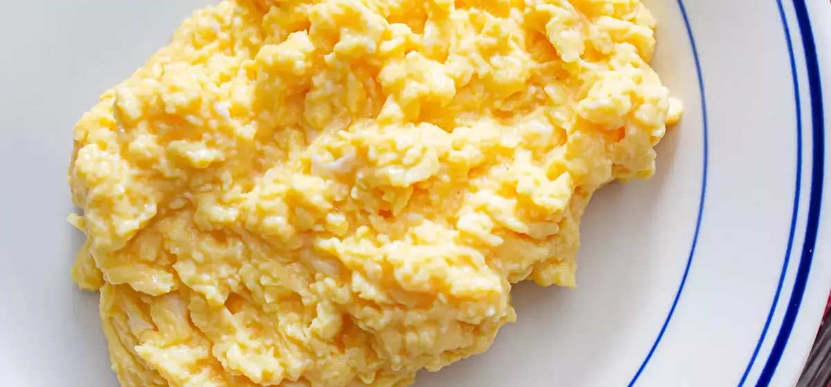 Mastering the Art of Fluffy Scrambled Eggs at Home