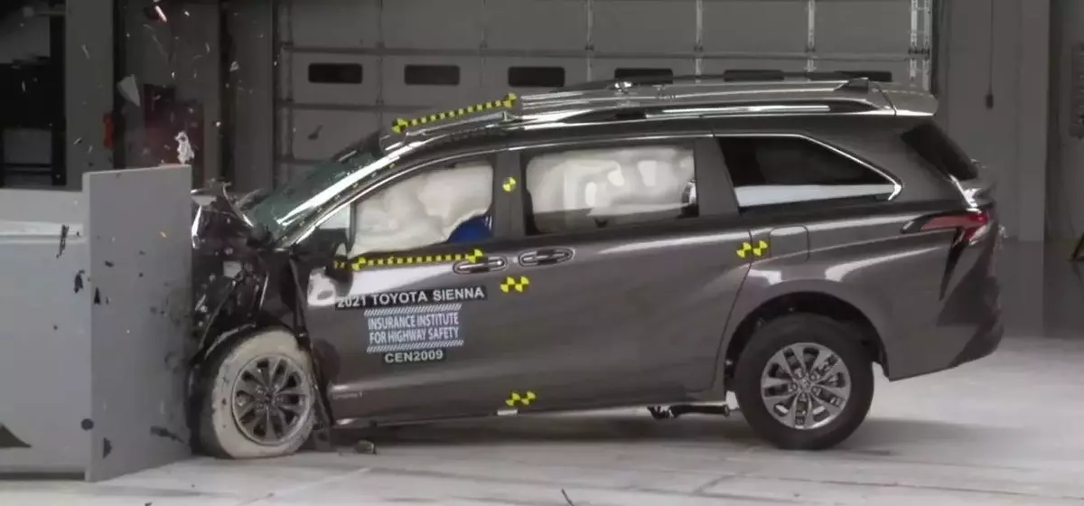 Minivans Fail IIHS Rear-Seat Safety Tests, Raising Concerns for Family Vehicles