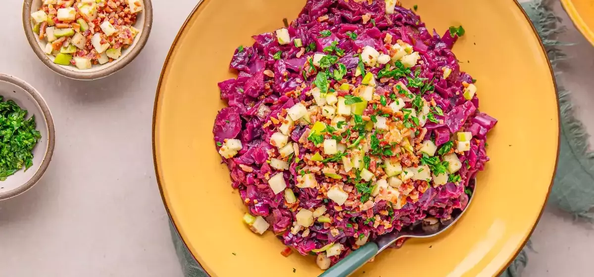 Flavorful Braised Red Cabbage with Apples and Bacon: A Culinary Exploration