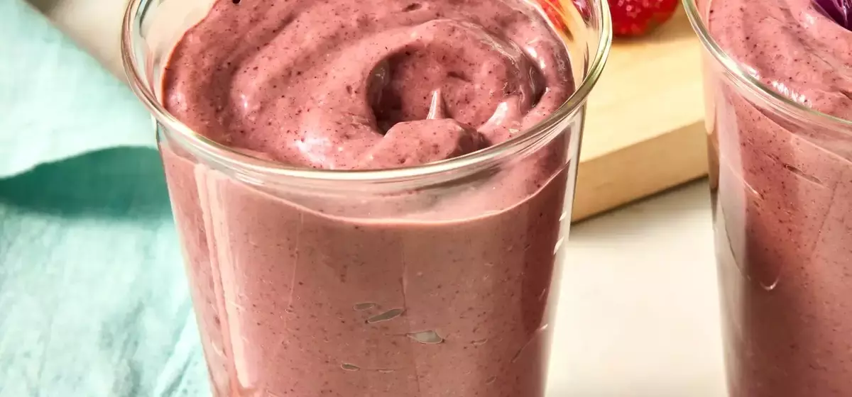 Berry, Avocado, and Spinach Smoothie: A High-Fiber Breakfast