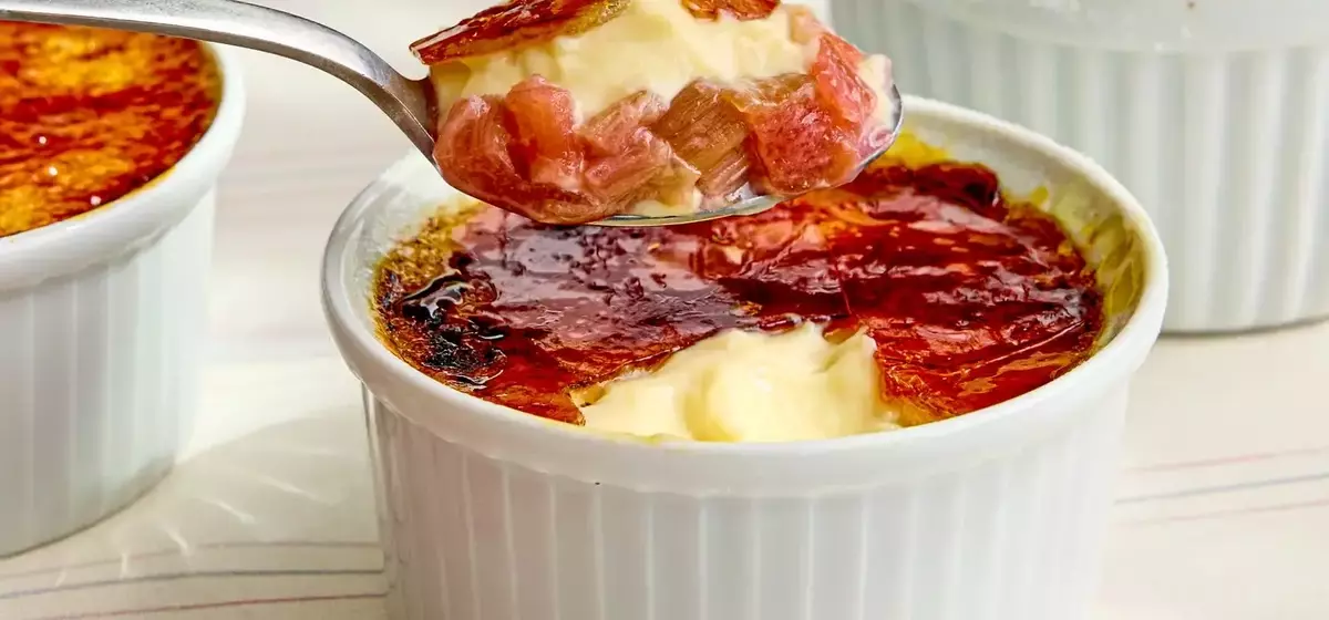 Strawberry Rhubarb and Vanilla Custard: A Seasonal Delight