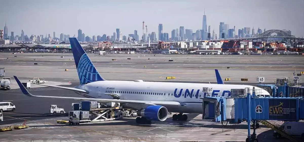 United Airlines Jet Collides with Light Pole and Truck Near Newark Airport During Landing