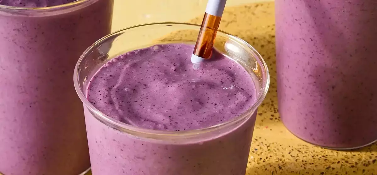 The Ultimate Mood-Boosting Smoothie: Berries, Kefir, and Almond Butter