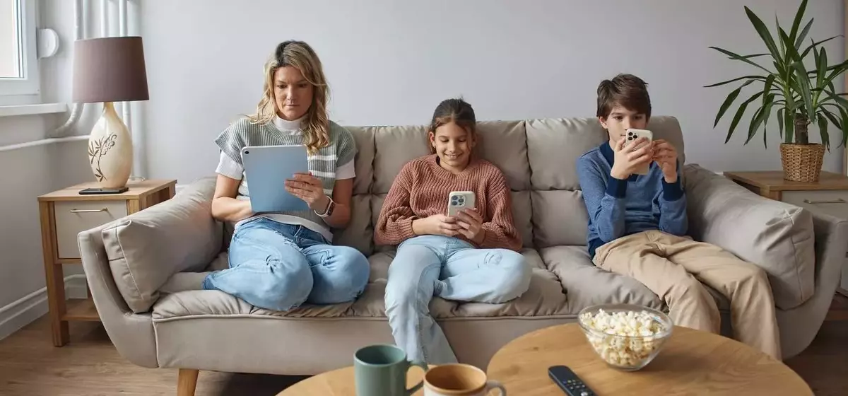 Balancing the Digital World: A Guide for Parents on Managing Screen Time