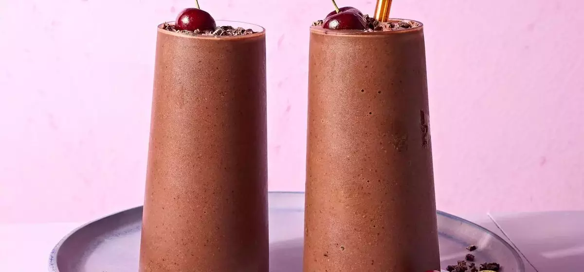 Indulge in a 5-Minute Chocolate-Cherry Smoothie: A Black Forest Cake Experience