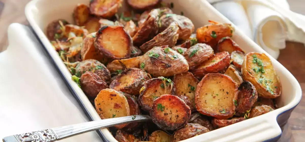 Achieving Ultra-Crispy New Potatoes with Garlic, Herbs, and Lemon