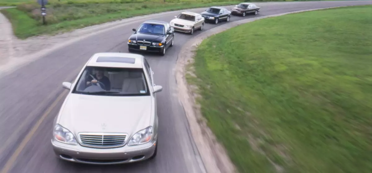 2000 Luxury Sedan Showdown: A Timeless Comparison