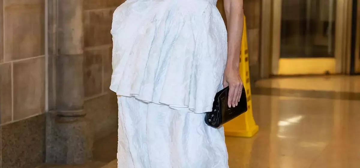 Katie Holmes Embraces the '90s Thong Sandal Trend with Sophistication