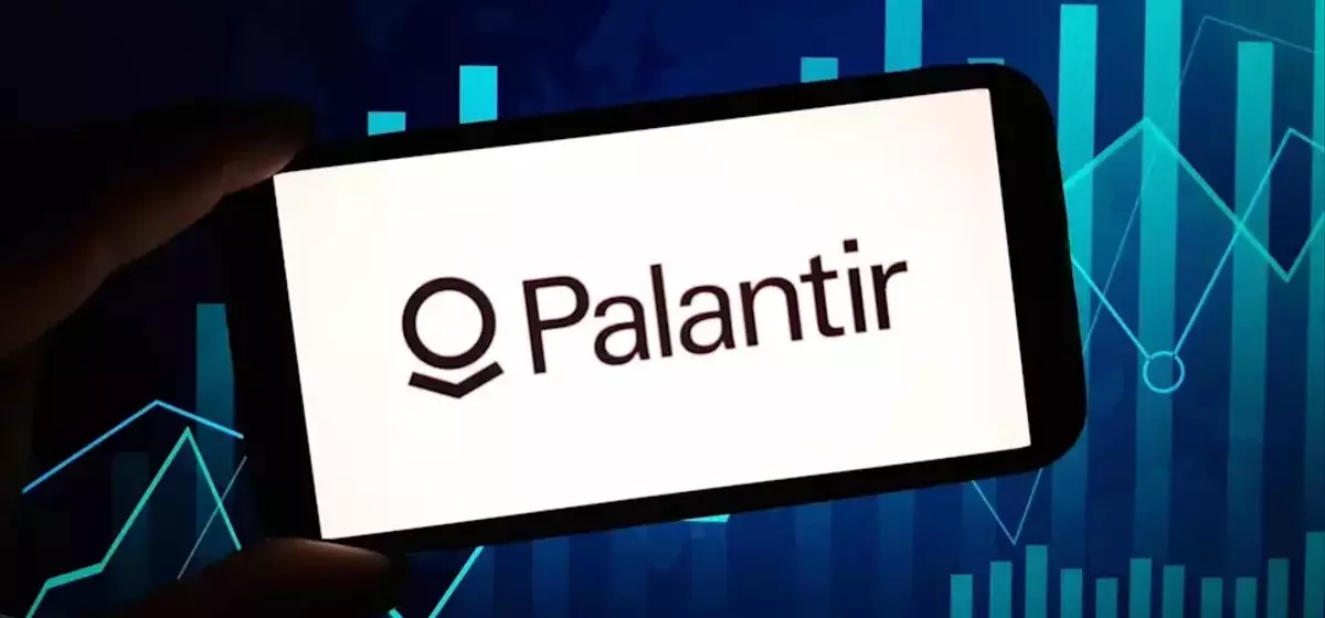 Palantir's Stock Underperforms Amidst European Contract Setbacks, Diverging from Software Peers