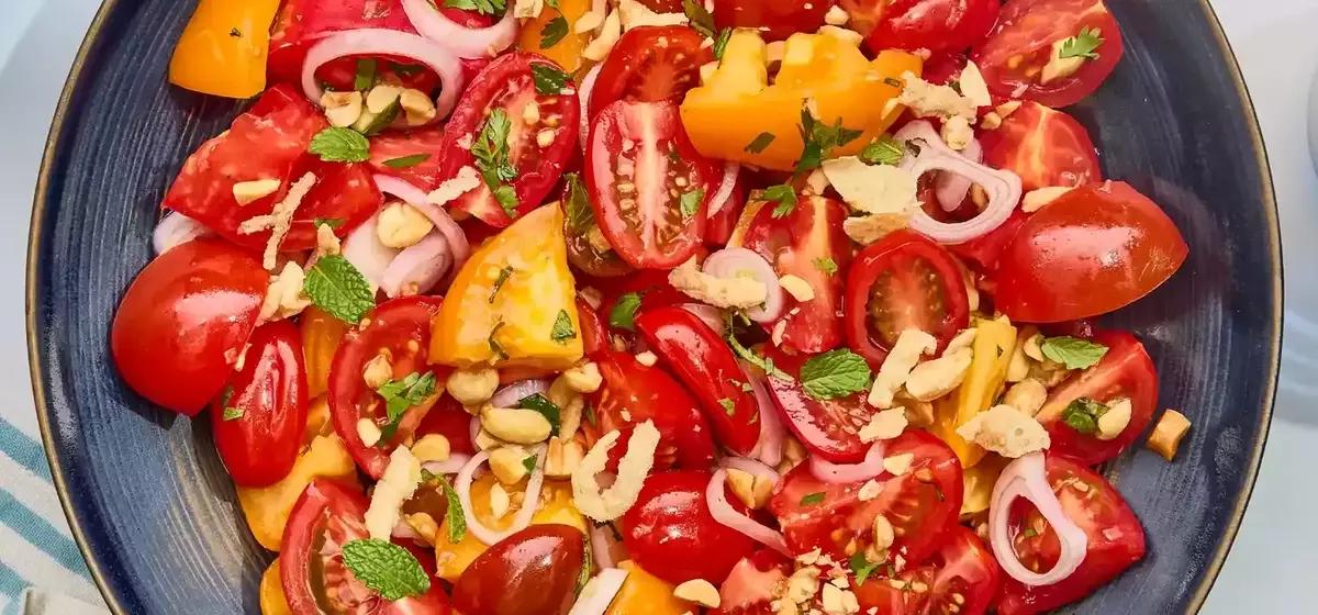 Crispy Tomato Salad: A Delightful Blend of Flavors and Textures