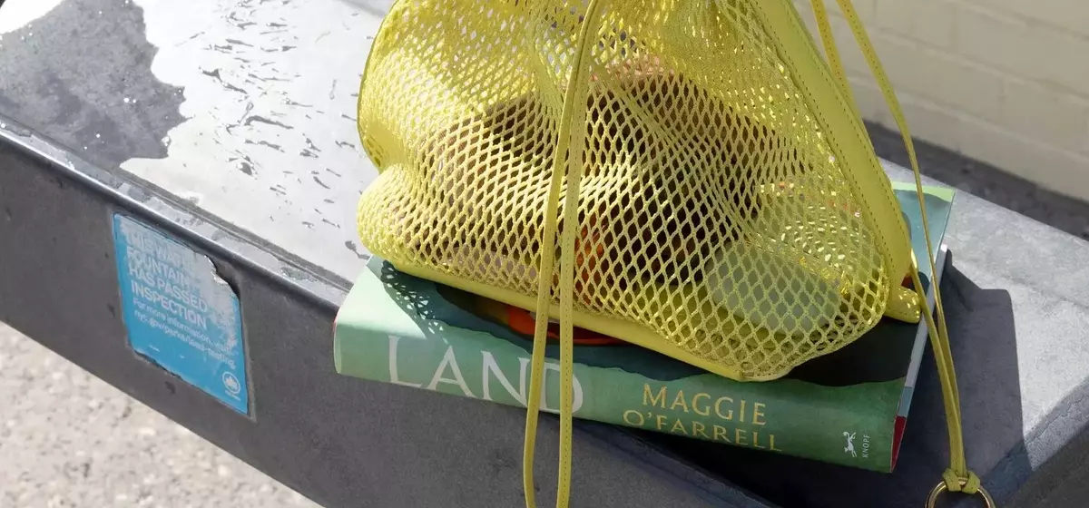 Summer Reading Selection: Stylish Beach Bags for Your Favorite Books