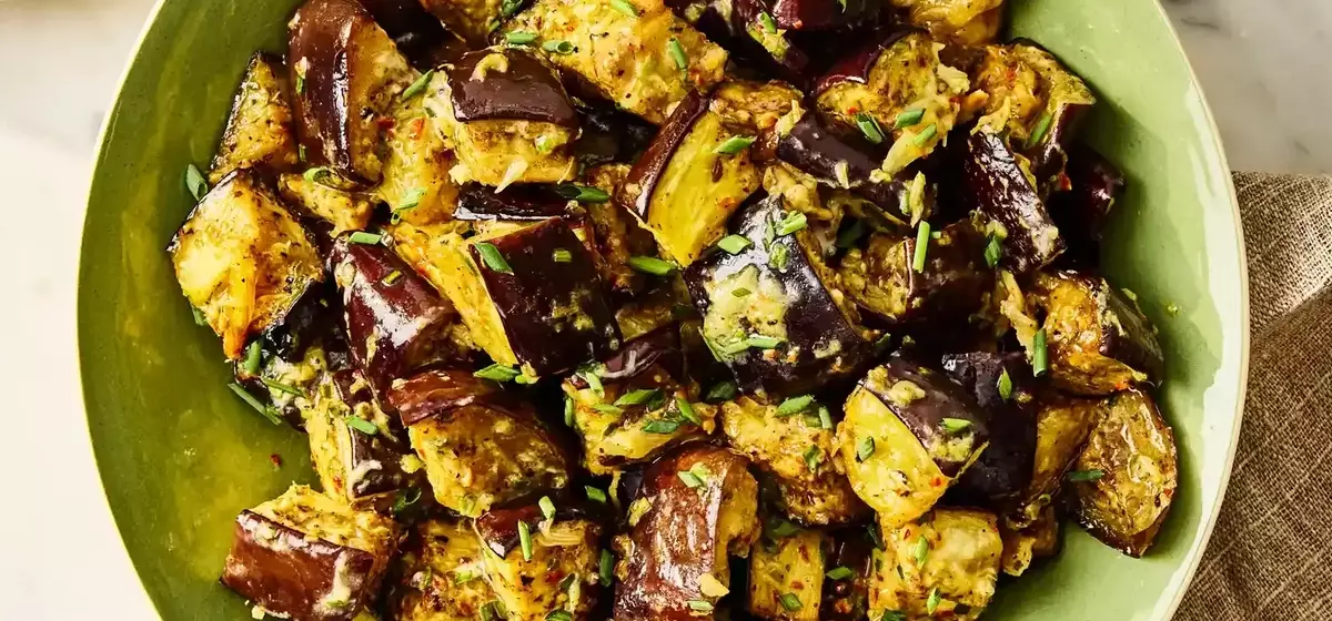 Garlicky Roasted Eggplant: A Flavorful and Healthy Side Dish