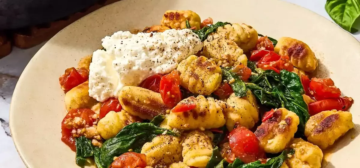Speedy Skillet Gnocchi with Tomatoes and Spinach