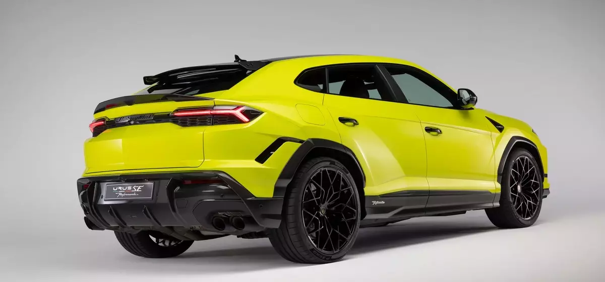 Lamborghini Unveils the Electrifying Urus SE Performante