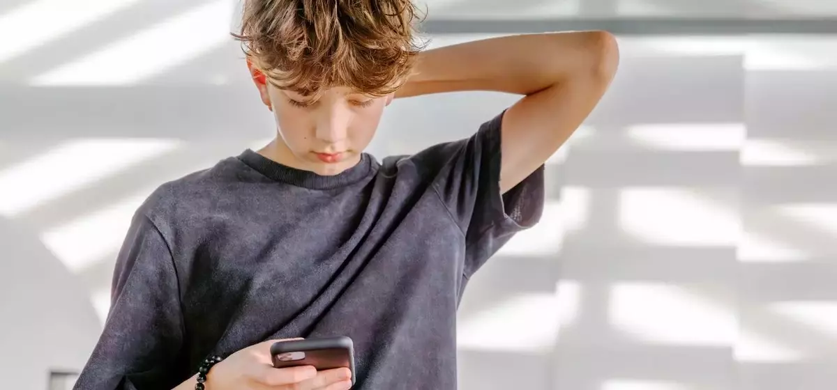 Understanding and Addressing 'Popcorn Brain' in Teenagers