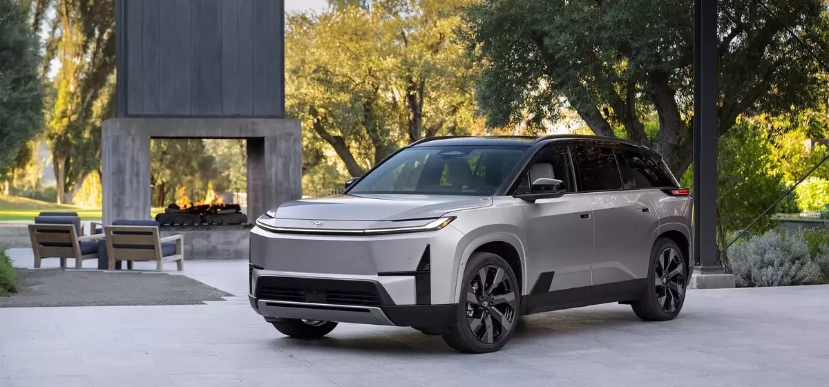 Toyota Postpones Electric Highlander Release to Next Year Amid Strong Demand for Traditional Models