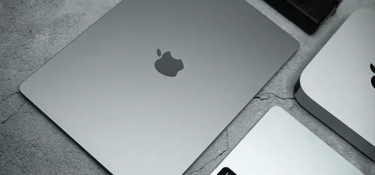 Jim Cramer Advocates Holding Apple Stock Amid AI Debates