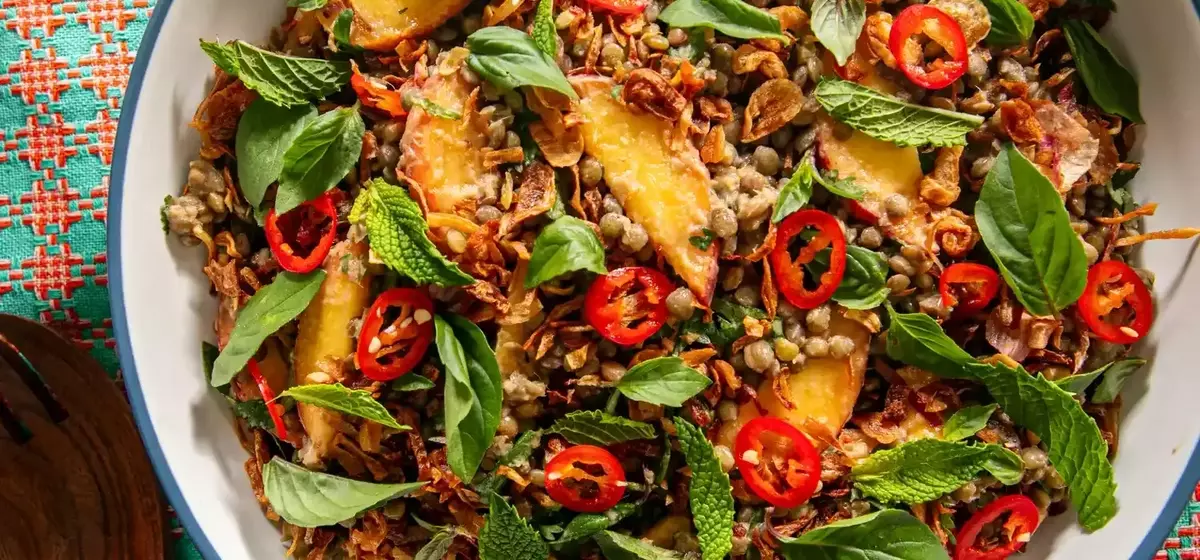 Refreshing Lentil and Peach Salad with Zesty Lemongrass Dressing
