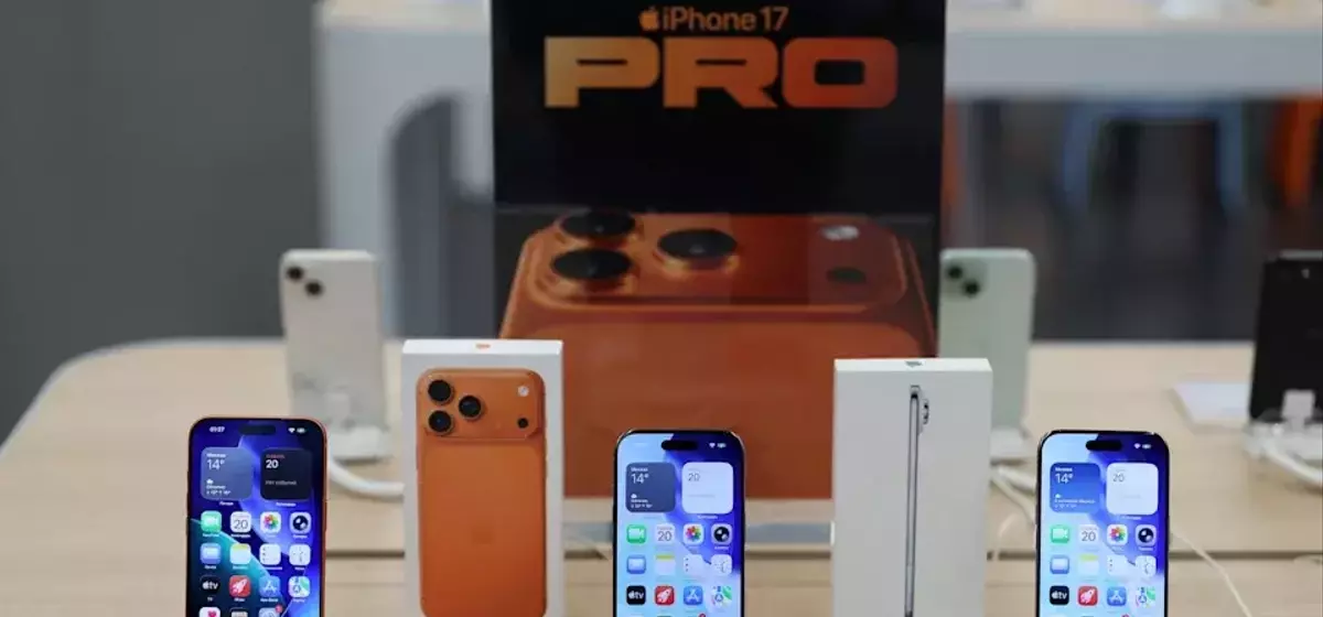 Smartphone Market Faces Historic Decline Amid AI Memory Shortage