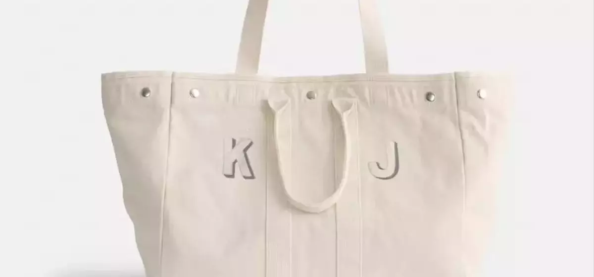 The Alex Mill Tote: A Fashion Essential for Everyday Life and Travel
