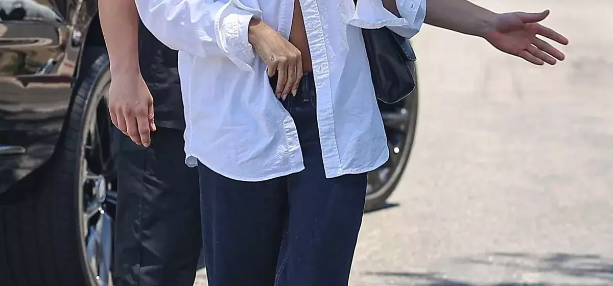 Celebrity-Inspired Button-Up Shirt Styling: From Casual Chic to Modern Elegance