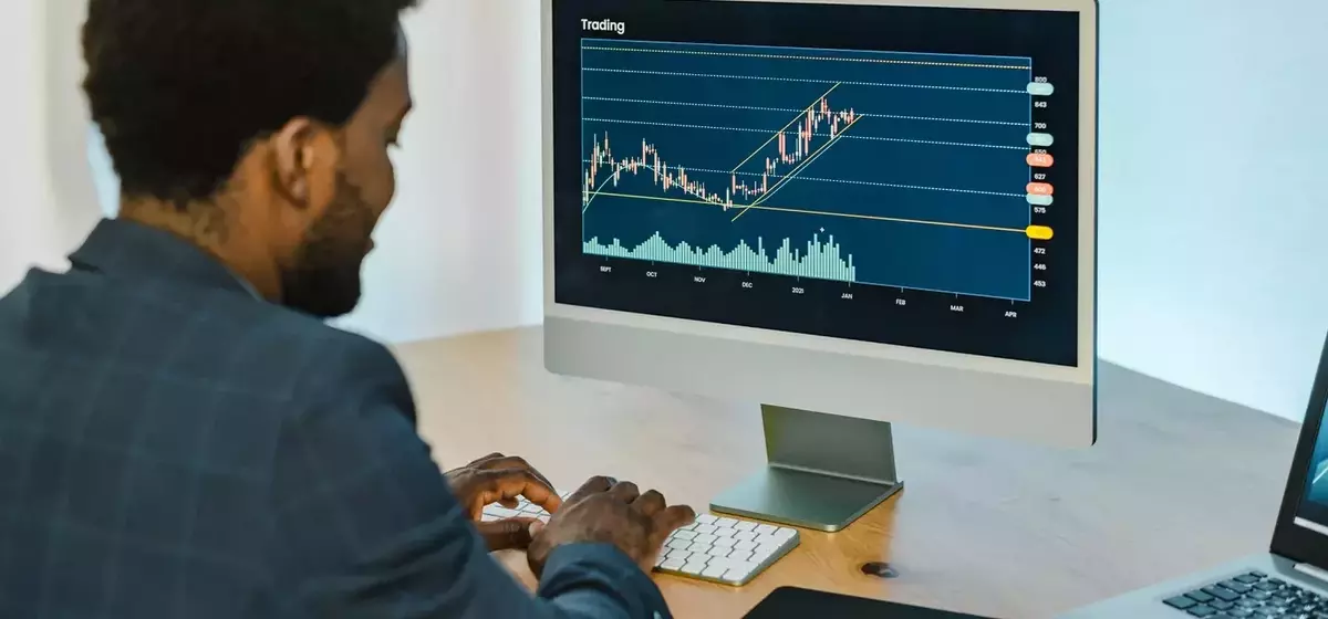 Mastering Symmetrical Triangle Patterns in Trading