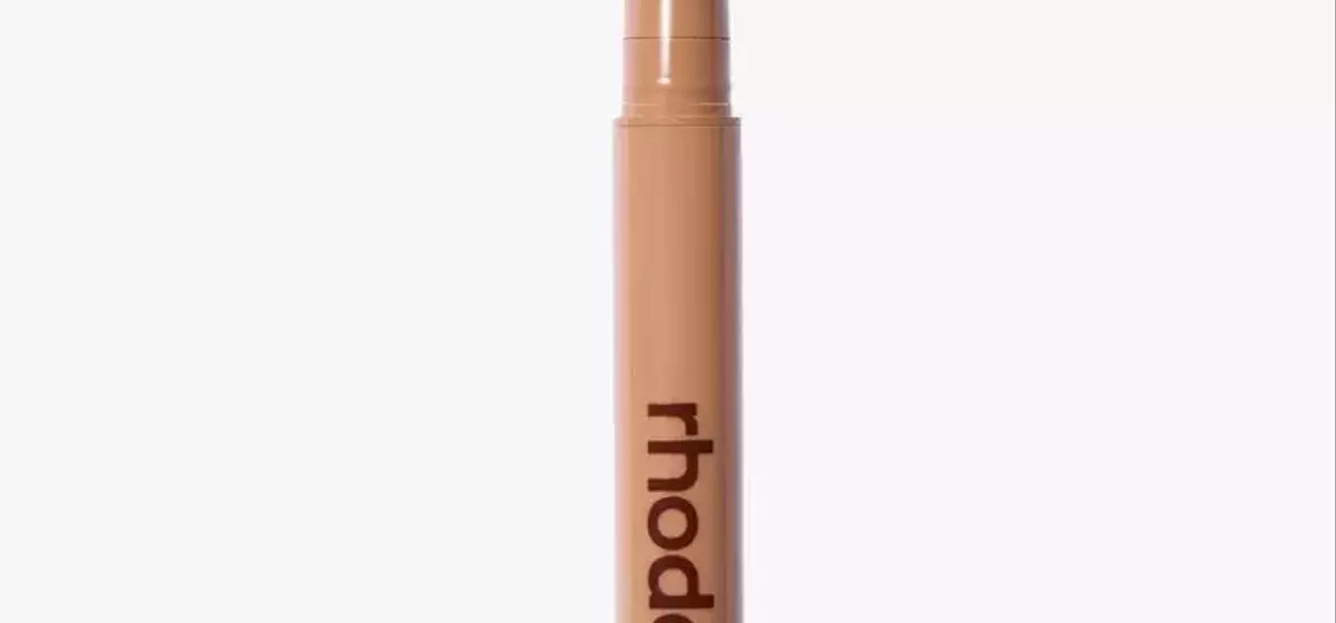 Mastering Lip Enhancement: Contouring vs. Lining for Fuller Lips