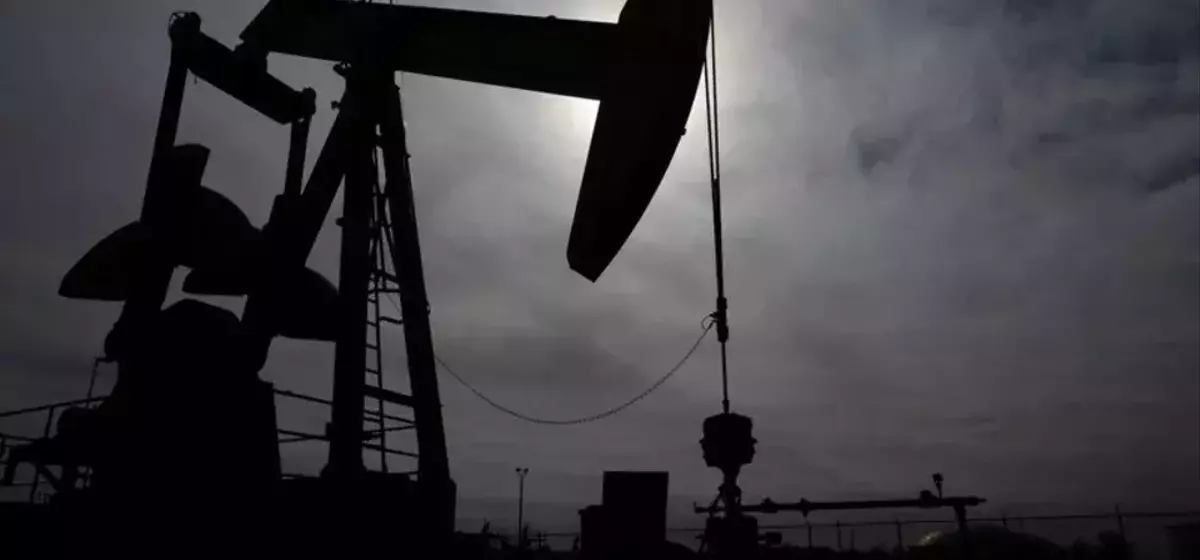 Crude Oil Prices Decline Amidst Weak Demand Outlook and Rising US Stockpiles