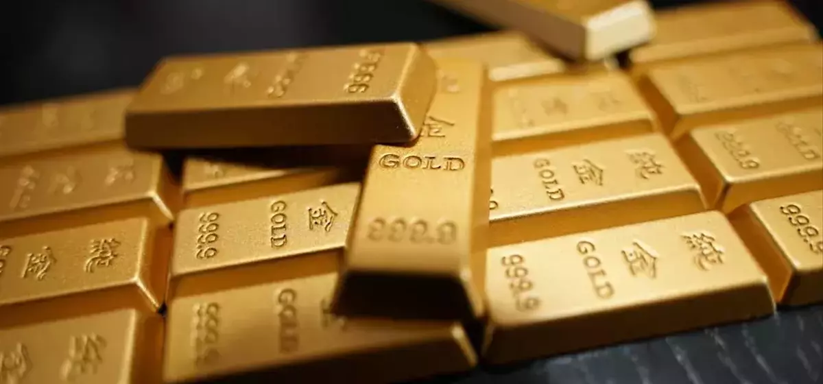 Wells Fargo Adjusts Gold Price Forecast Amidst Market Shifts