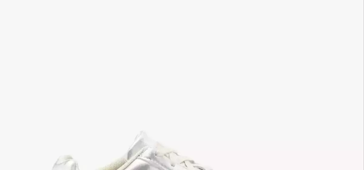 5 Stylish Ways to Pair Sneakers with Jeans for Fall Transition