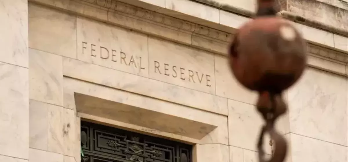 Fed Official Urges Swift Rate Hike Amid Stubborn Inflation