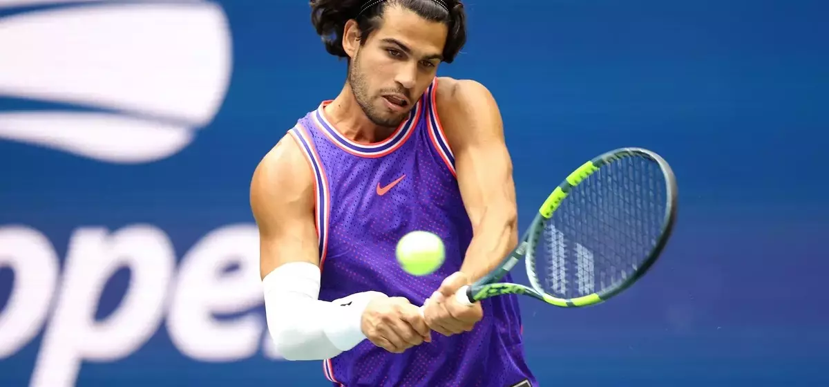 Carlos Alcaraz's Distinctive Style on the Tennis Court
