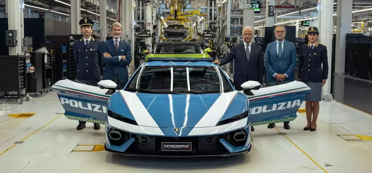 Italian Police Welcome 907-HP Lamborghini Temerario